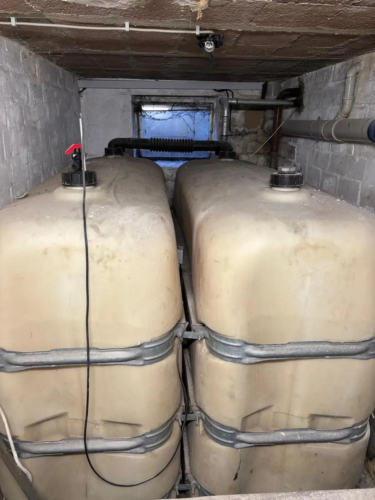 Kunststofftanks mit Spannbändern