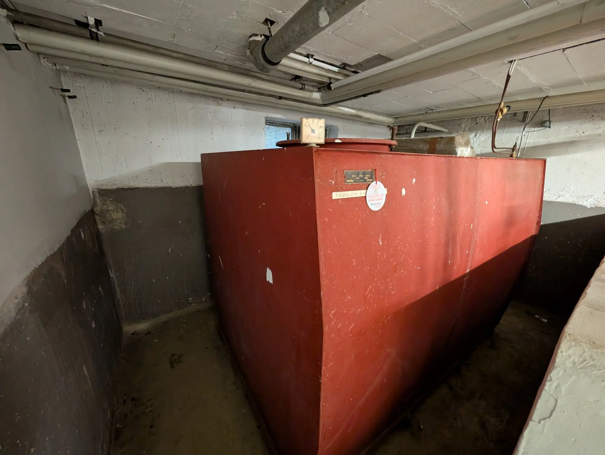 Großer roter Stahltank